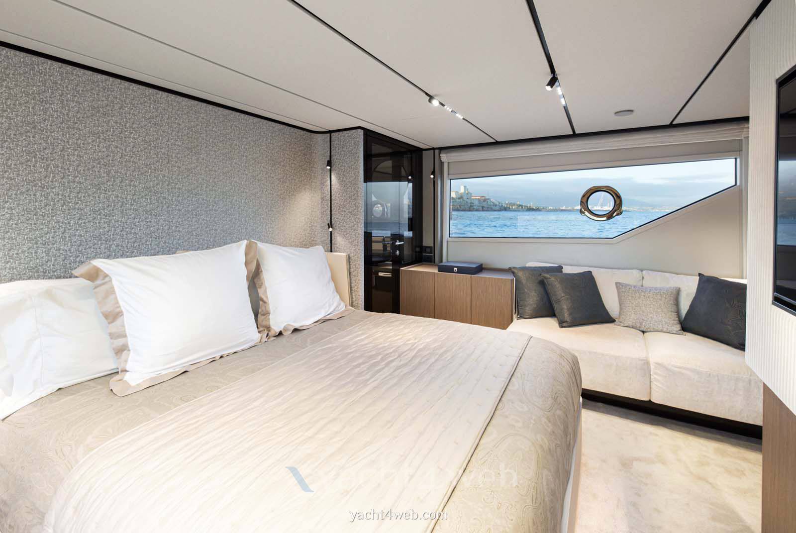 Ferretti yachts 720
