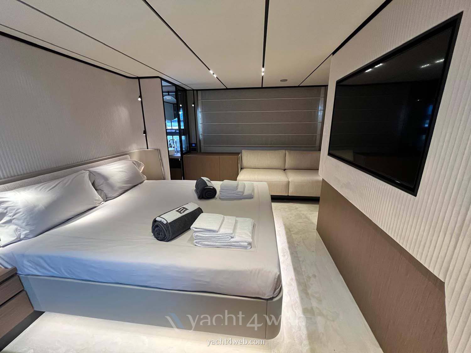 Ferretti yachts 720