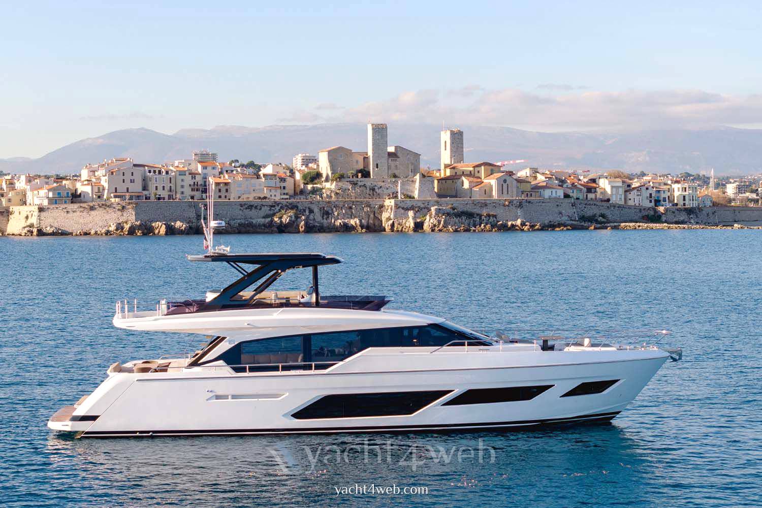 Ferretti yachts 720