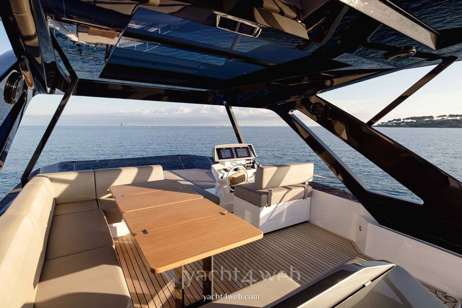 Ferretti yachts 720