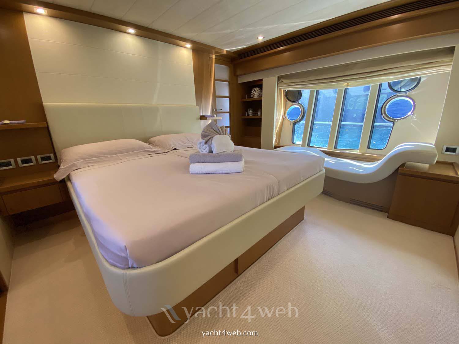 Ferretti yachts 780