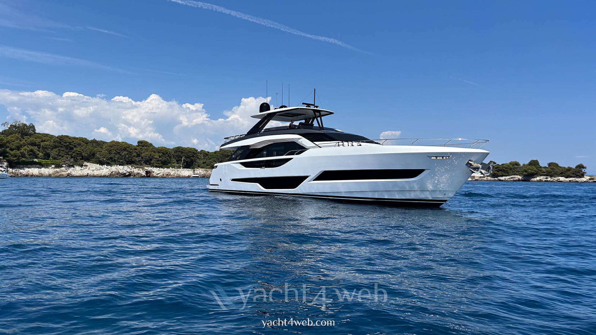 Ferretti yachts 800