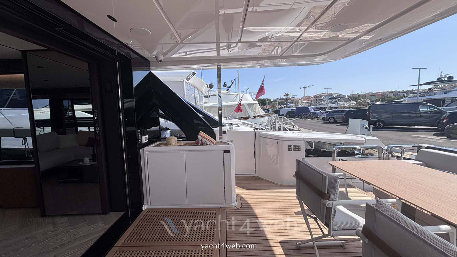 Ferretti yachts 800