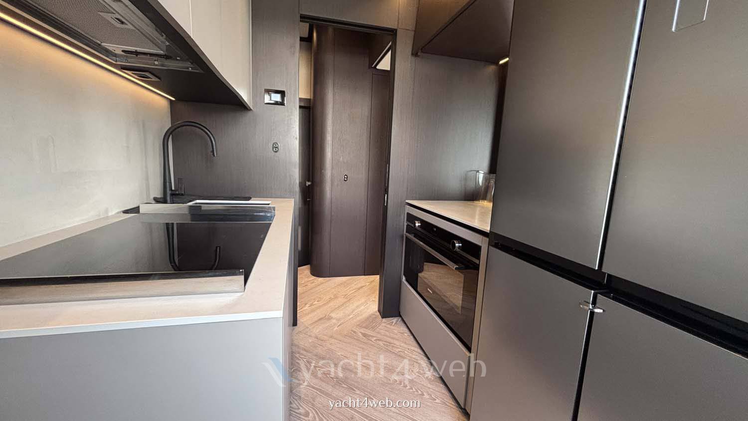 Ferretti yachts 800