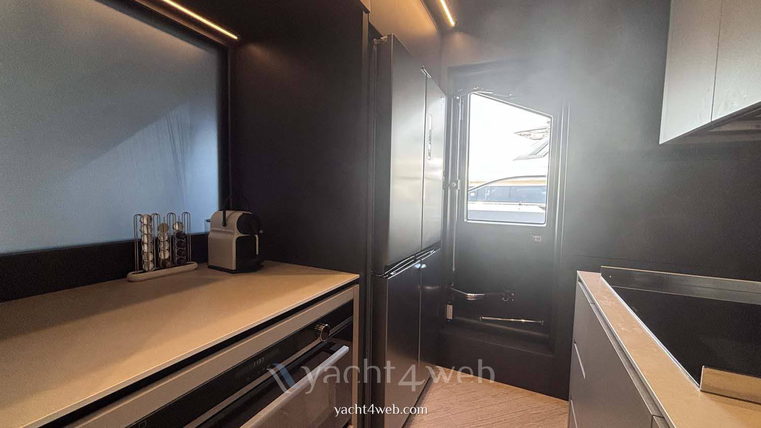 Ferretti yachts 800
