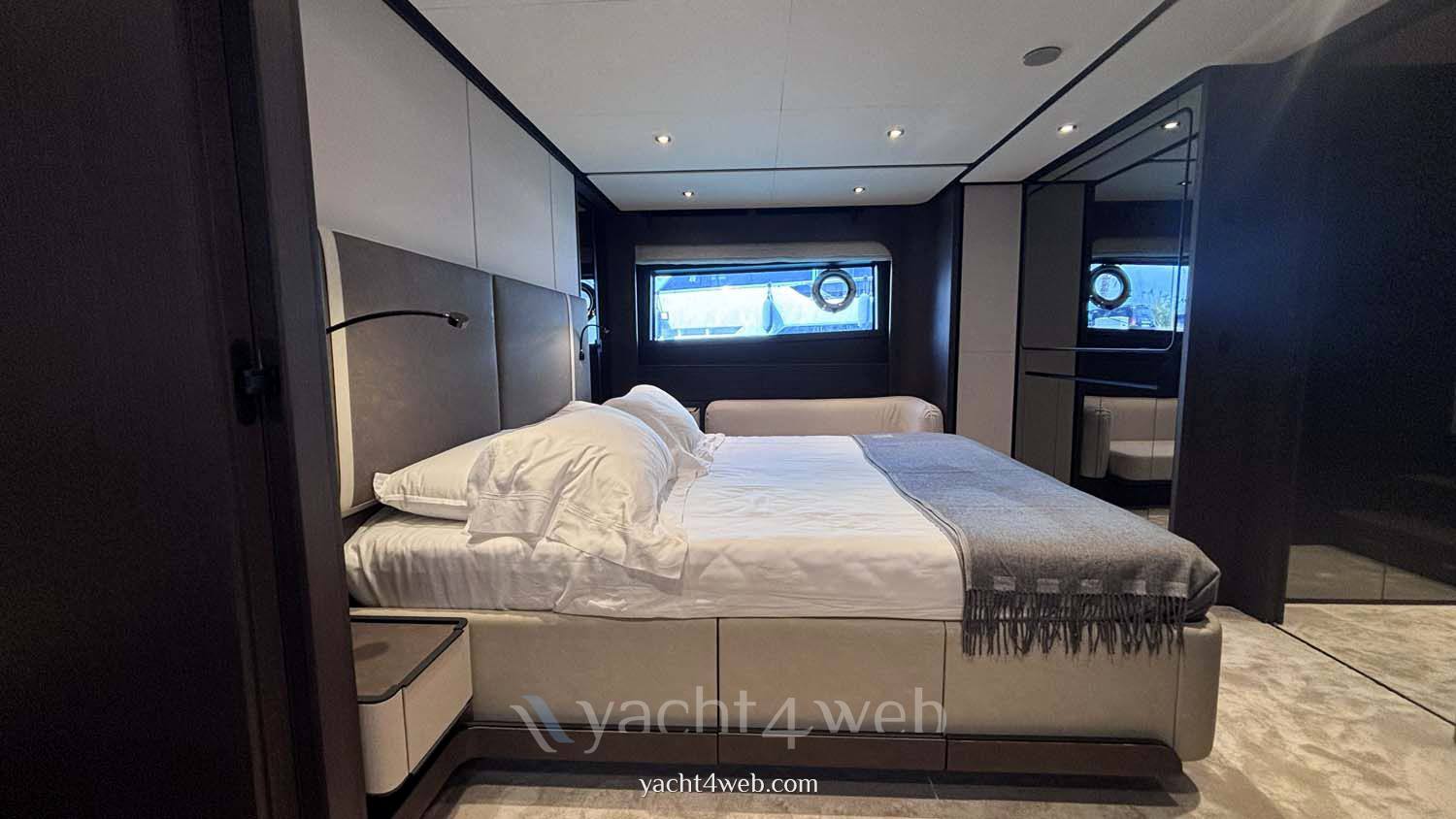 Ferretti yachts 800