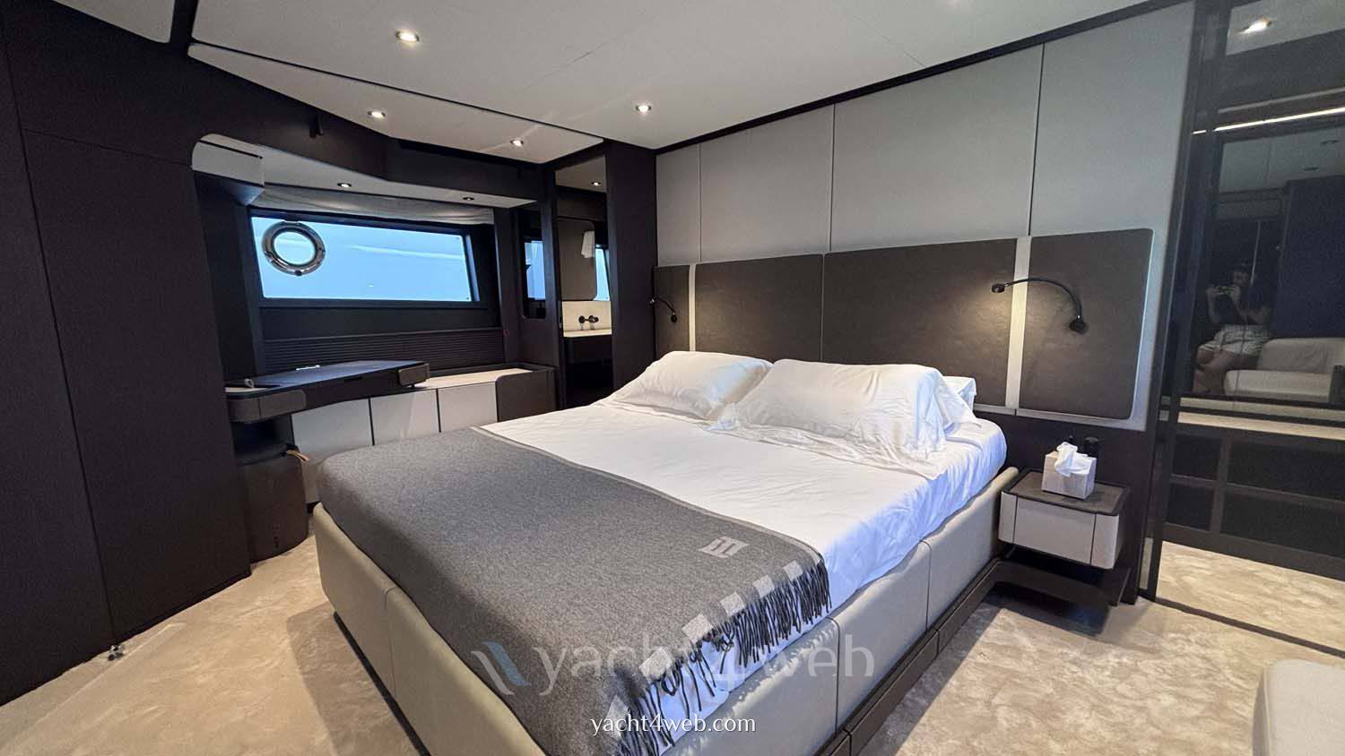 Ferretti yachts 800