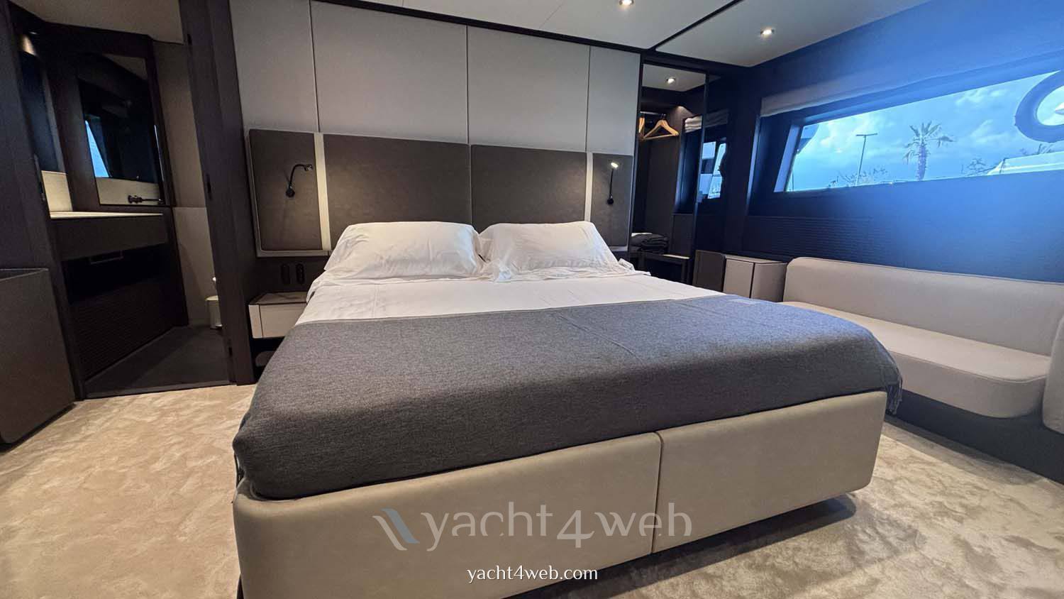 Ferretti yachts 800