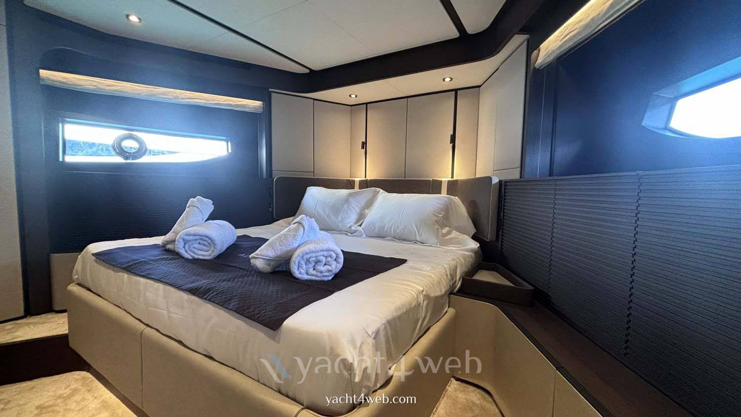 Ferretti yachts 800