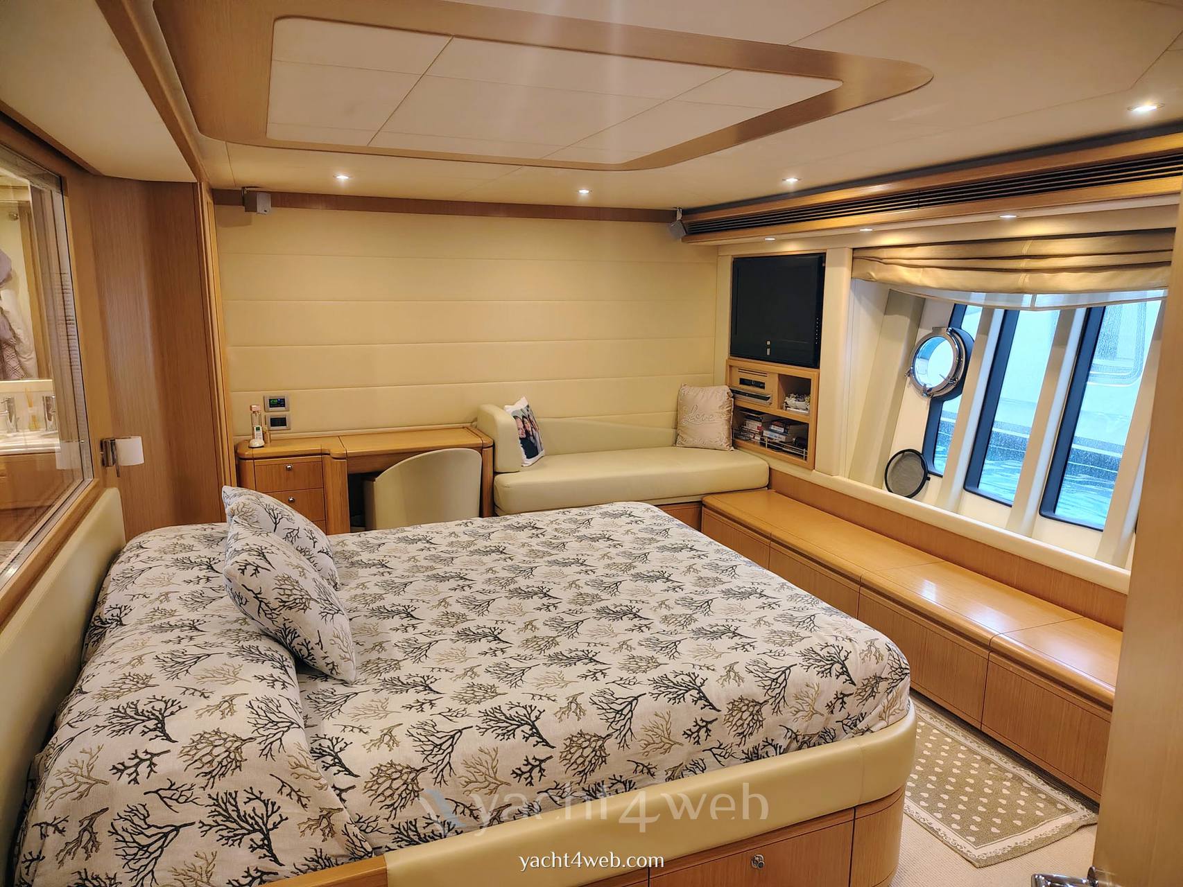 Ferretti yachts 830