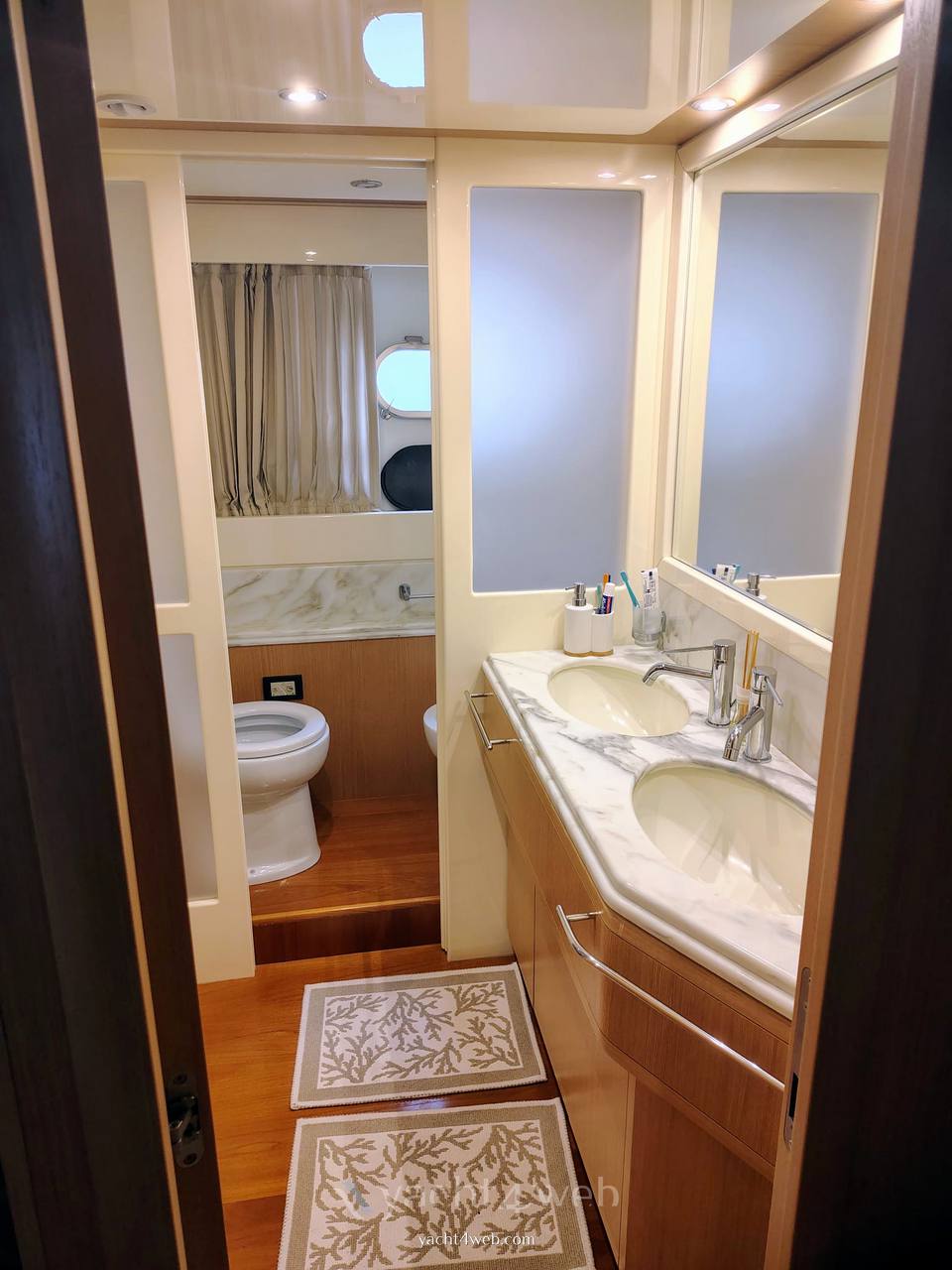 Ferretti yachts 830