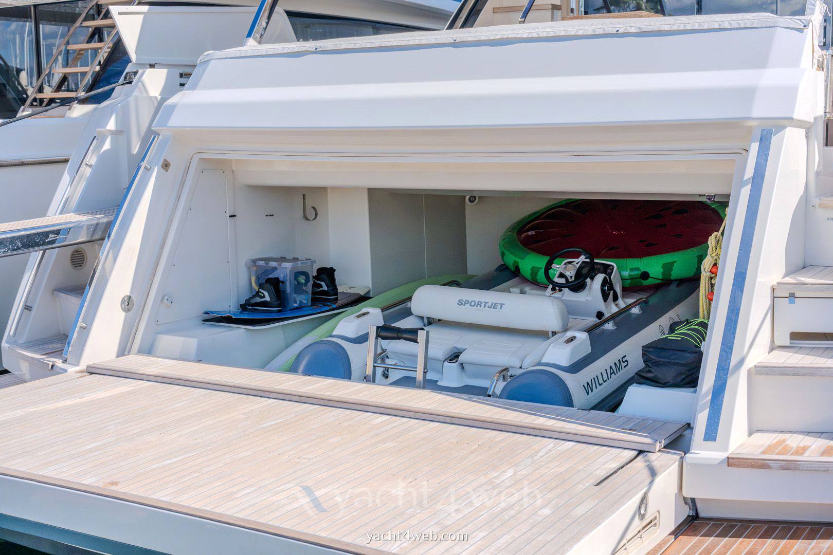 Ferretti yachts 920 piola