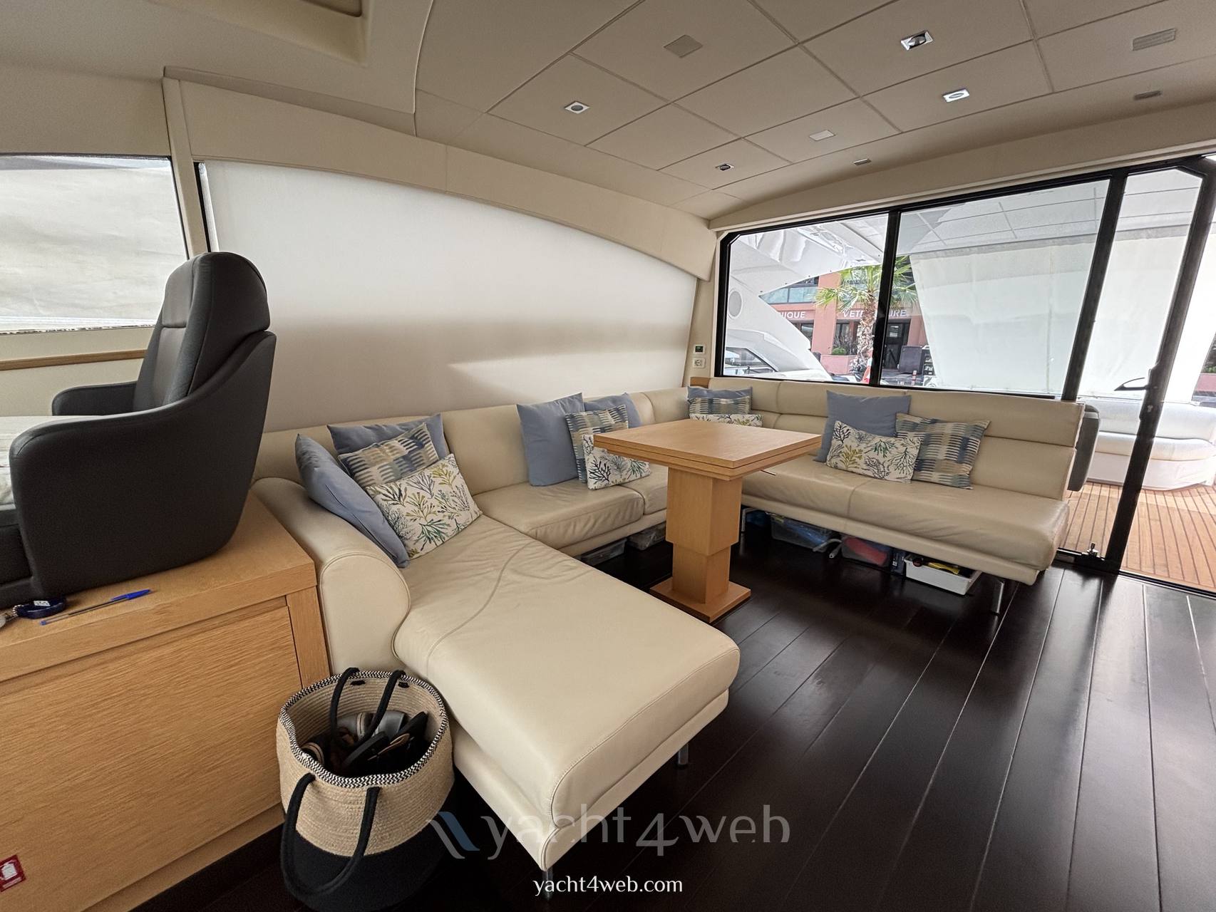Pershing 64