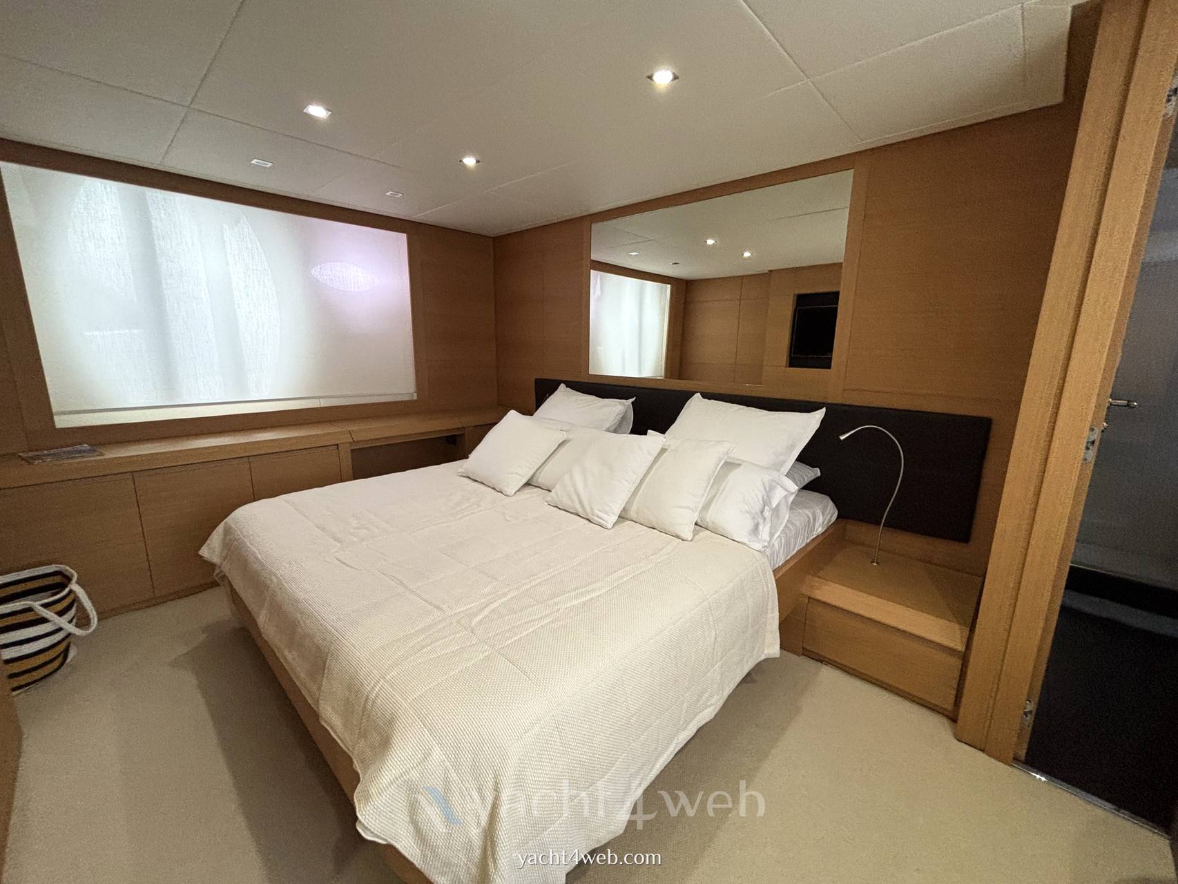 Pershing 64