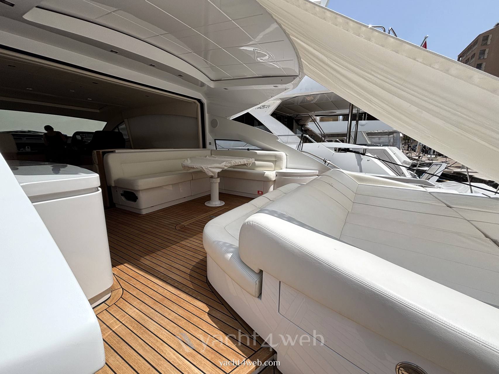 Pershing 64