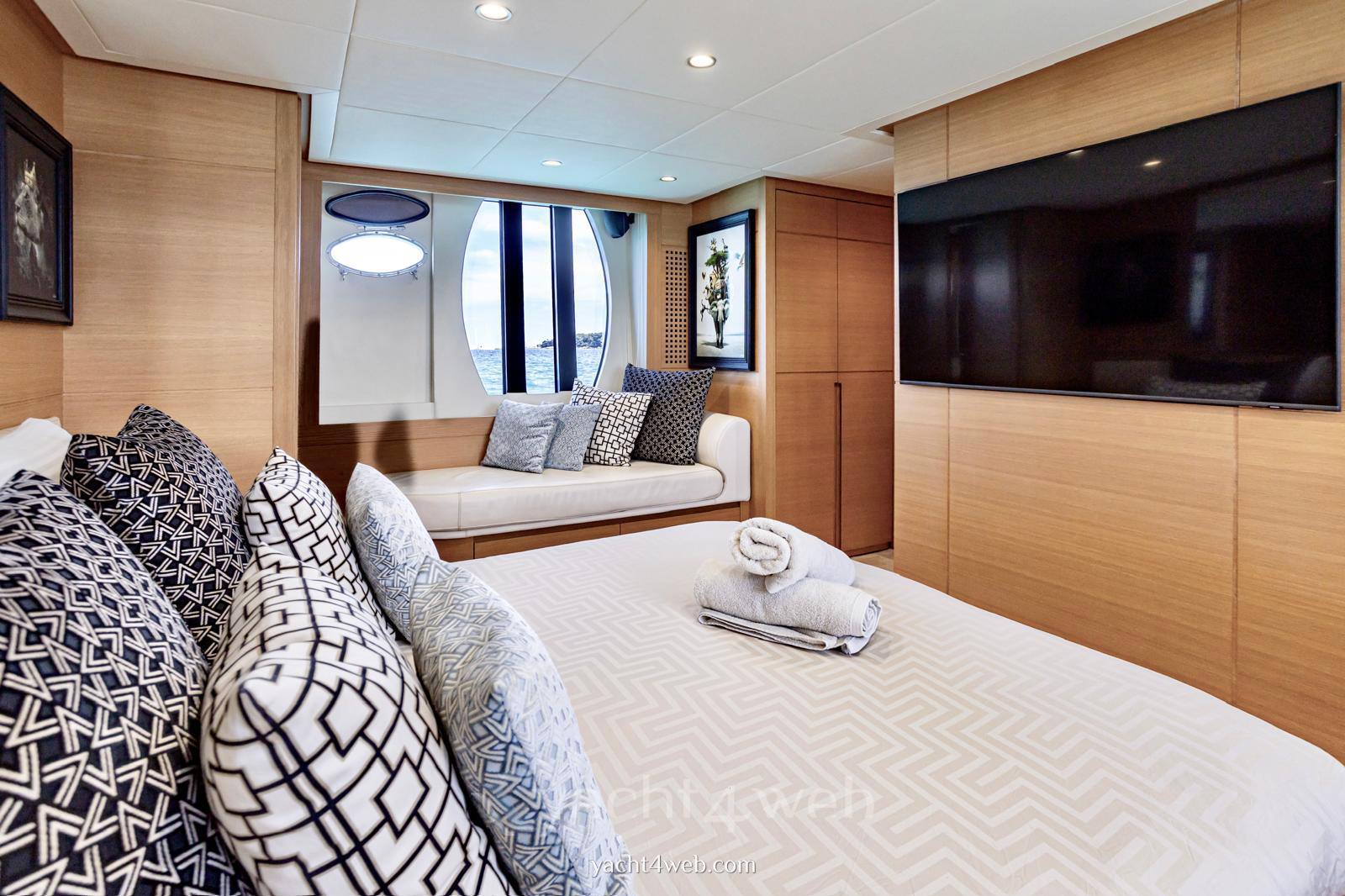 Pershing 64