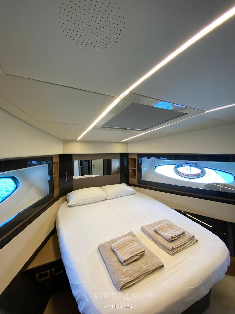 Pershing 70
