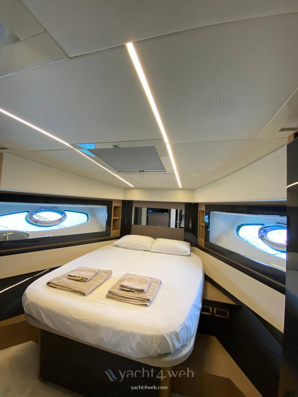 Pershing 70