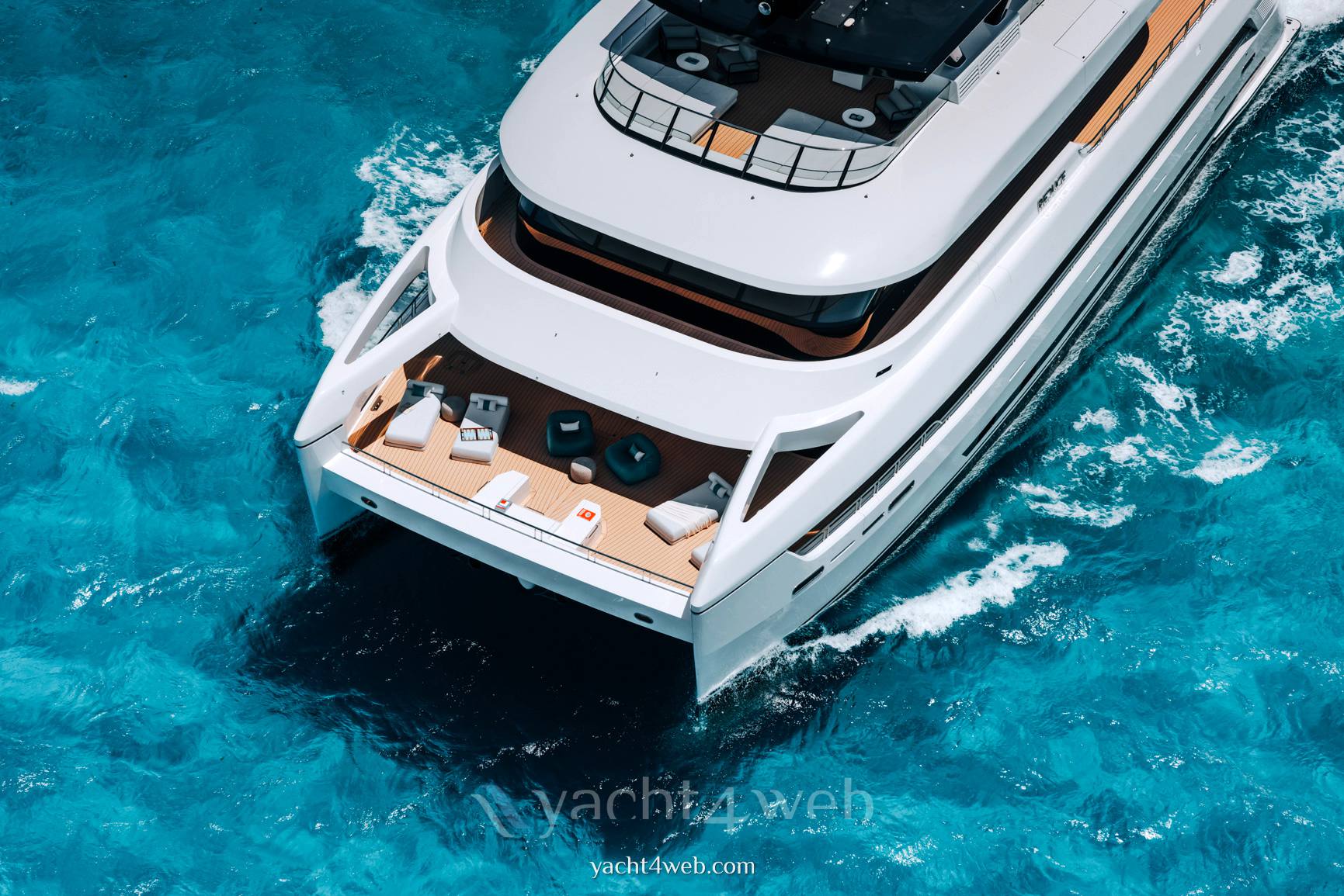 Silver yachts Reduce