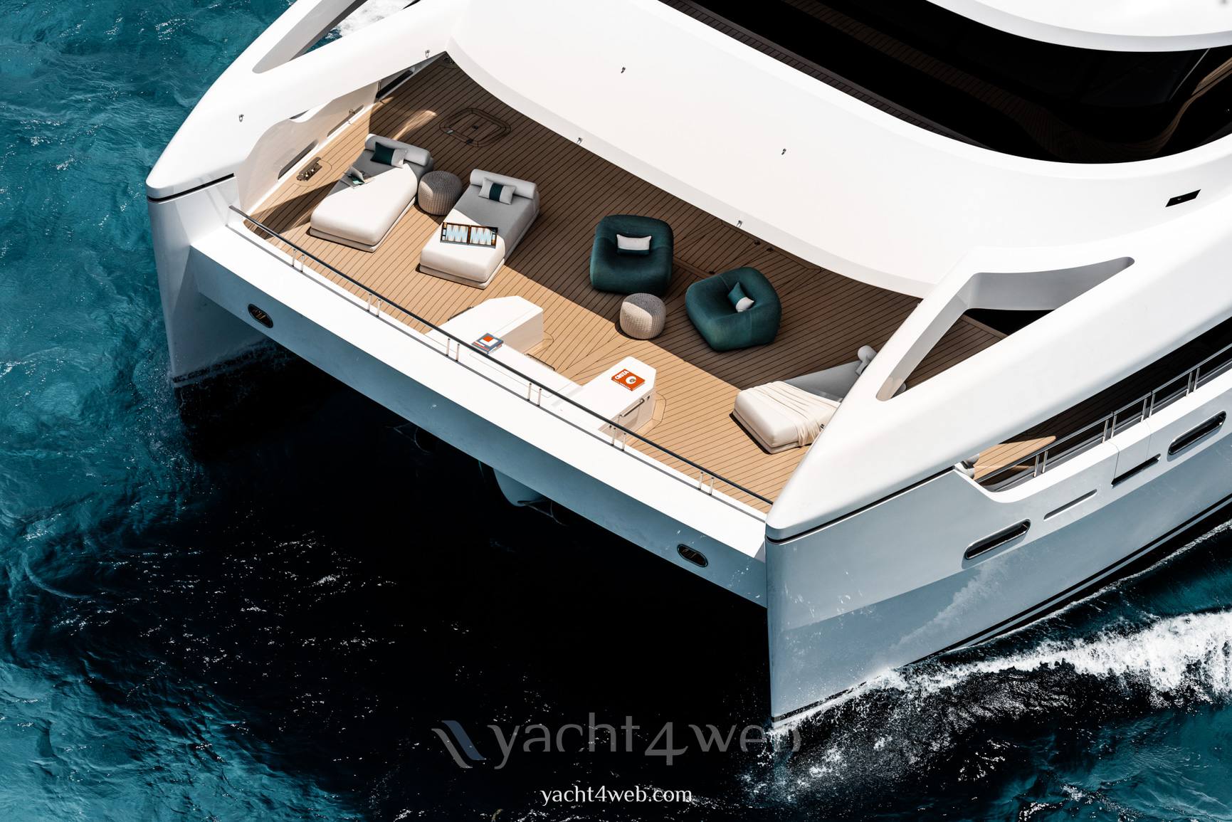 Silver yachts Reduce