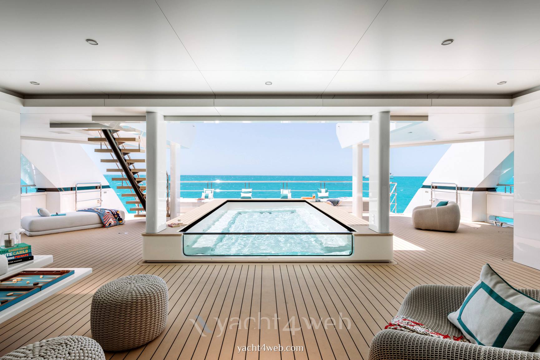 Silver yachts Reduce