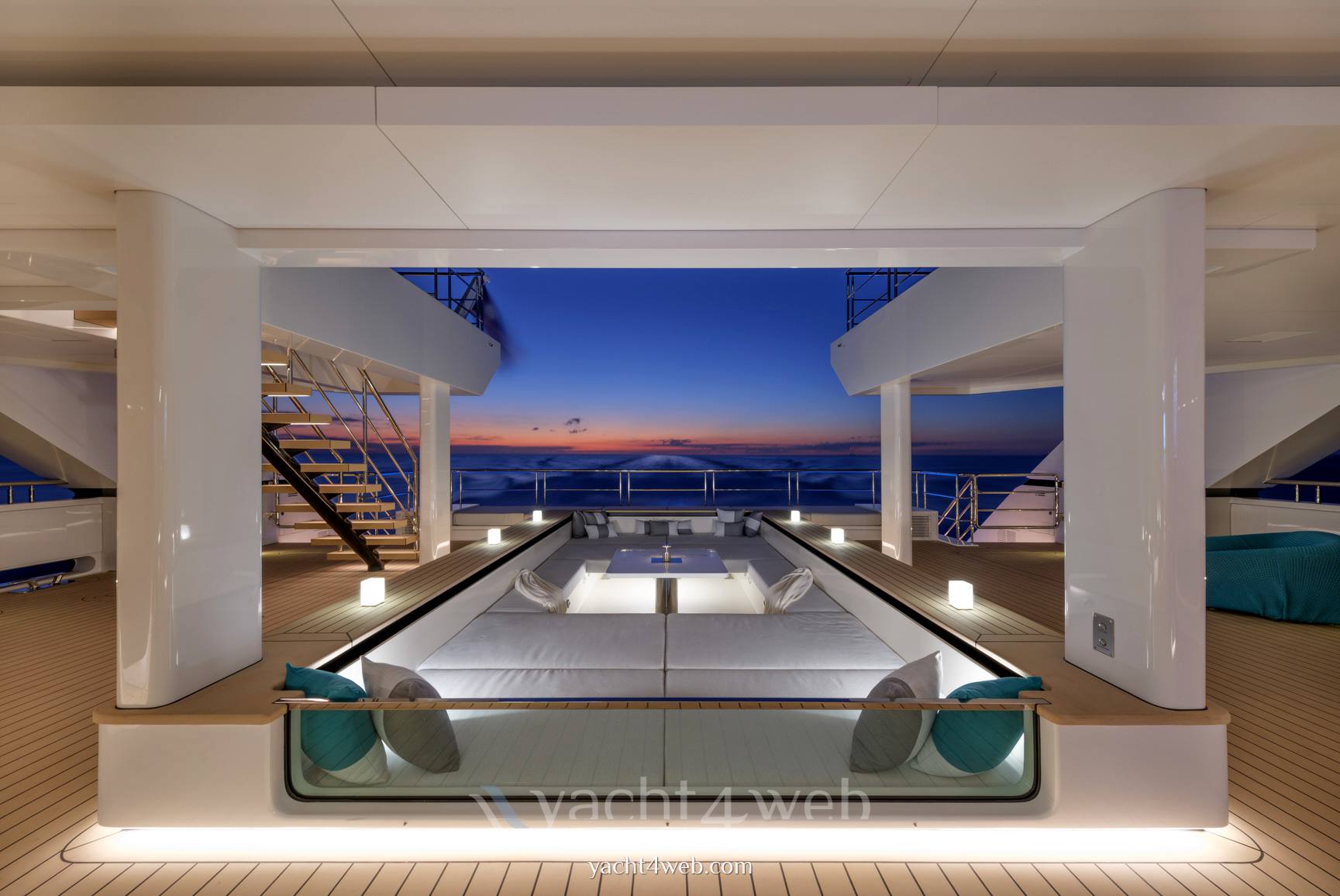 Silver yachts Reduce