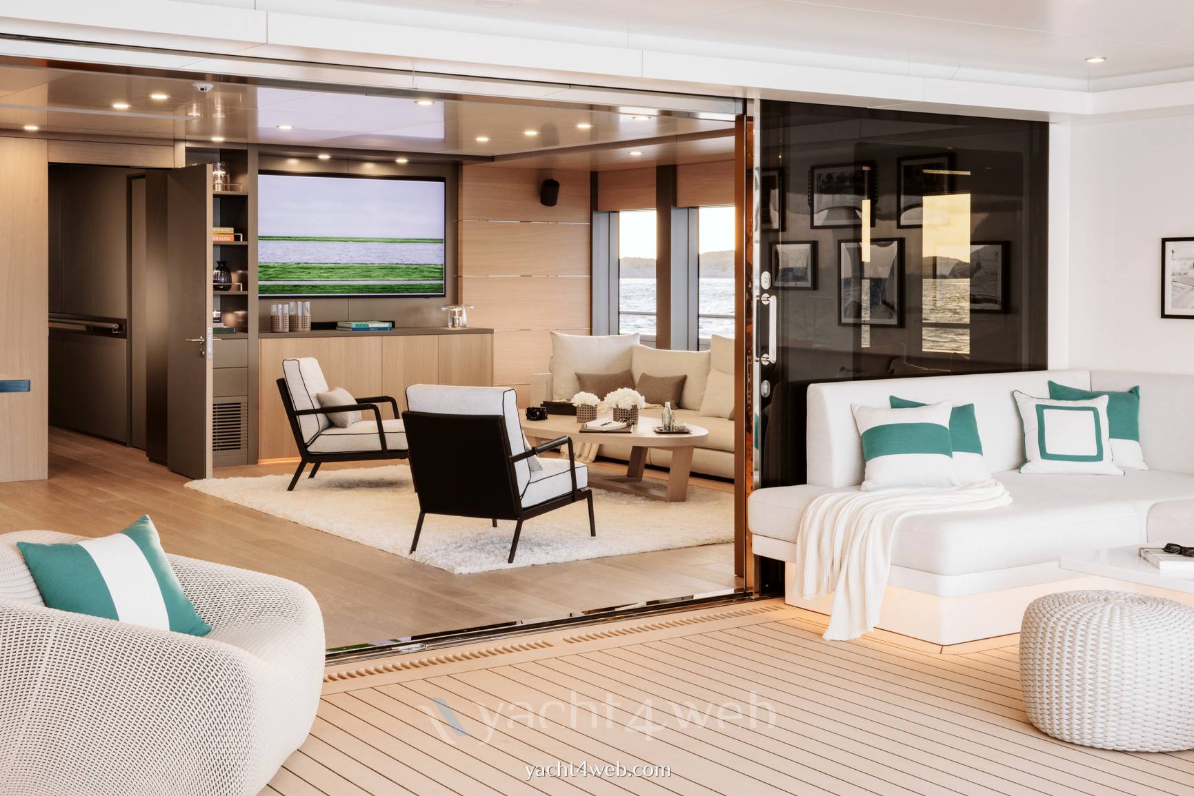 Silver yachts Reduce