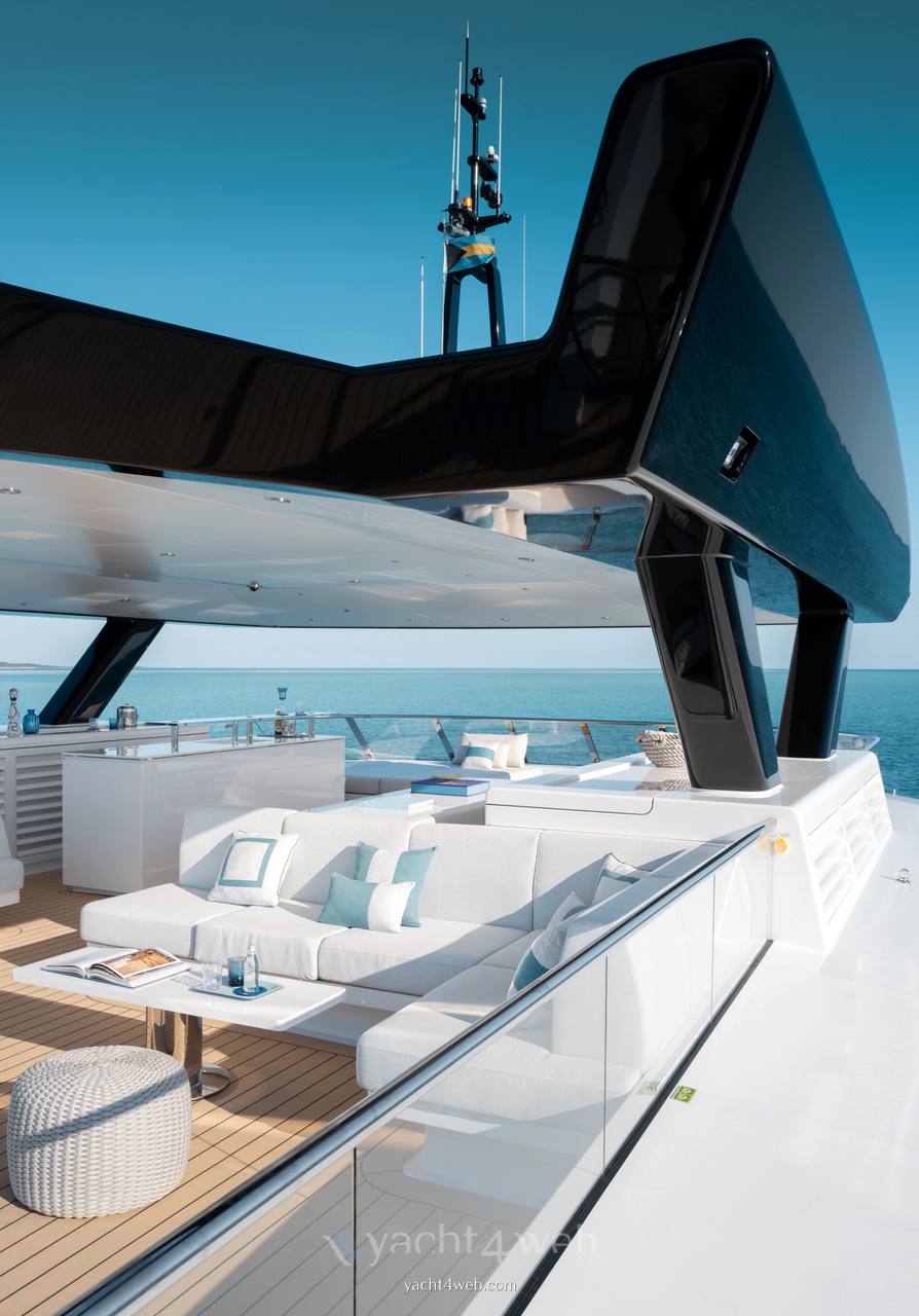 Silver yachts Reduce