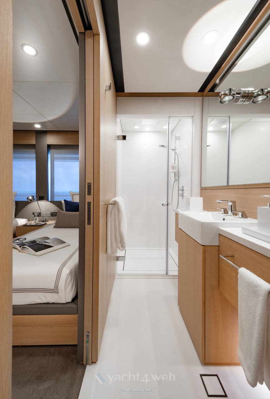 Silver yachts Reduce