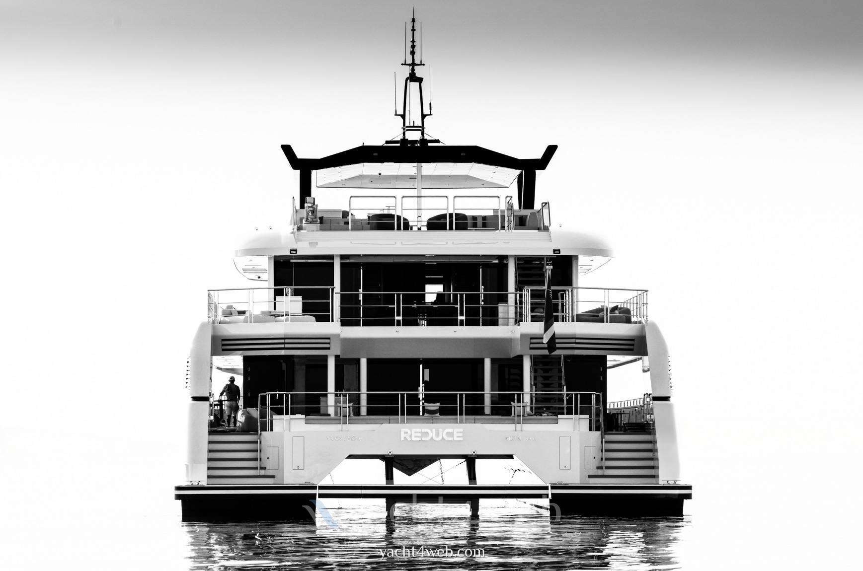 Silver yachts Reduce