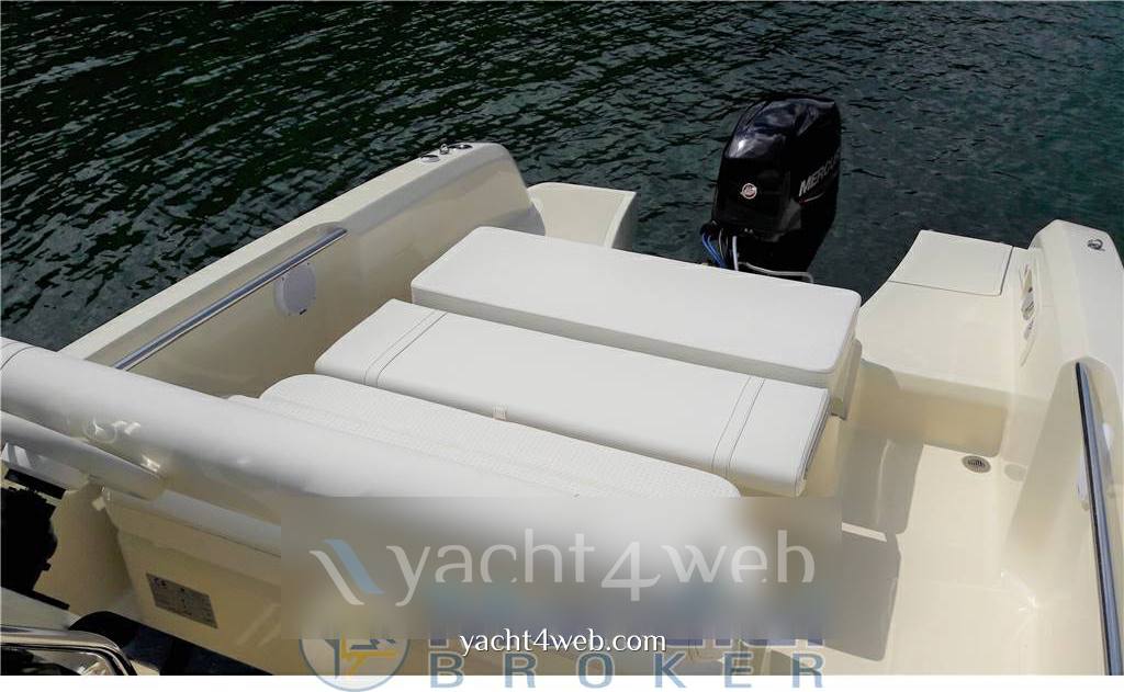 Invictus Sx200 motor boat